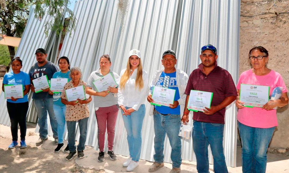 Entregan láminas y despensas a familias afectadas por granizada