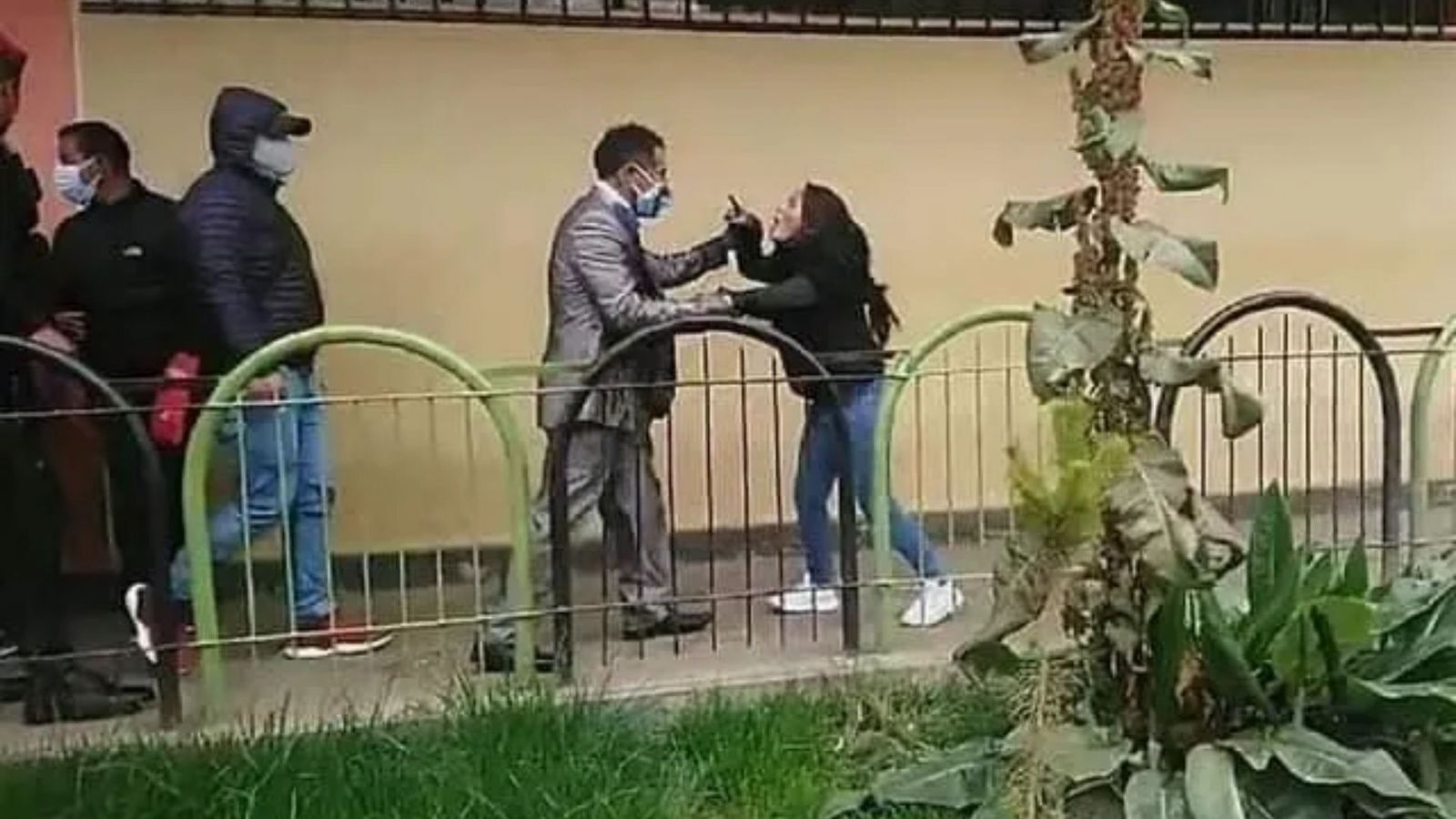 Hijos interrumpen boda de su padre y lo acusan de no pasarles pensión