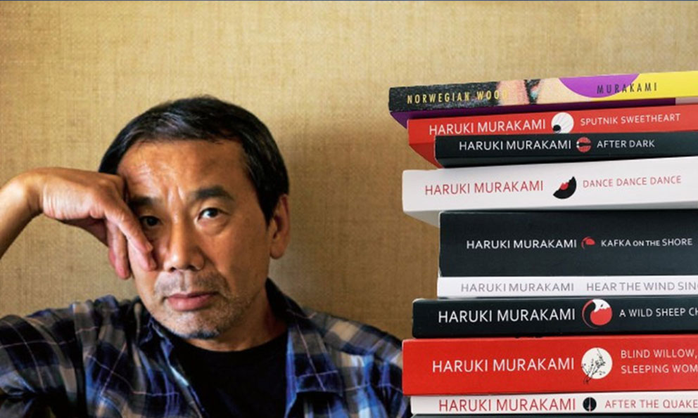 صورة لهاروكي موراكامي مع بعض من أشهر رواياته