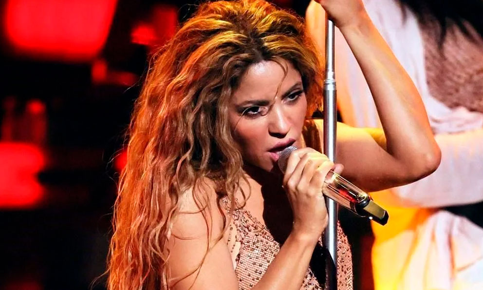 Enciende Shakira los MTV VMAs con show y premio a su carrera