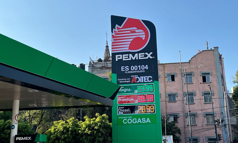 Camión repostando diésel en carretera