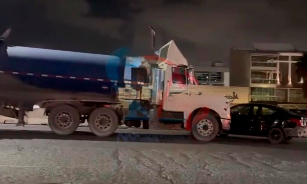 Choque entre tráiler y auto colapsa el tráfico en Periférico Norte
