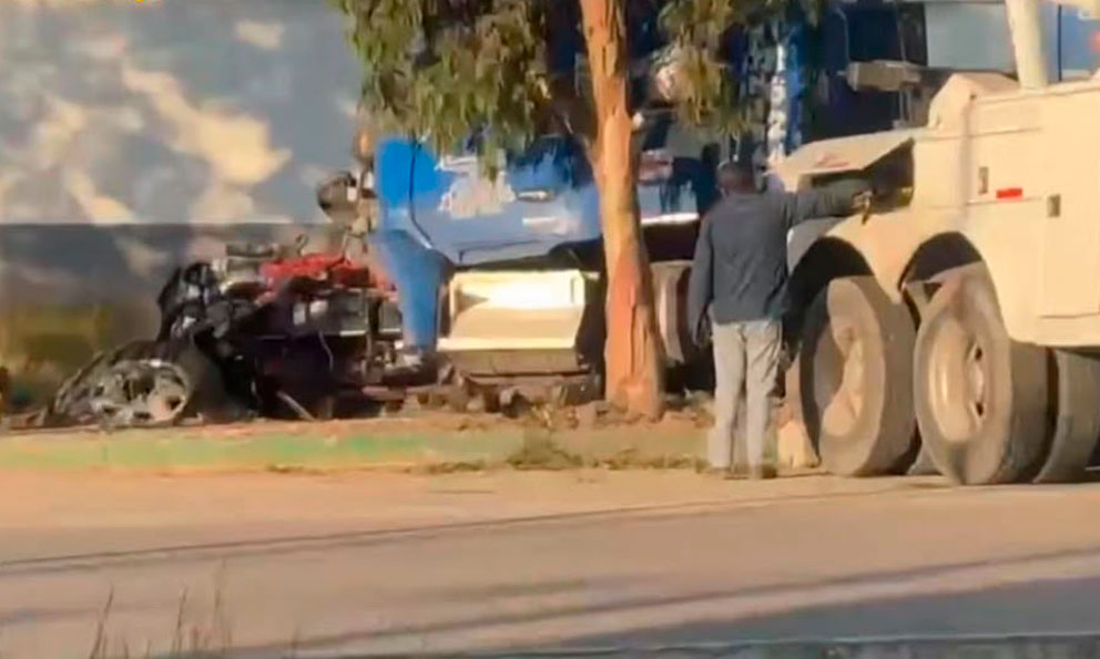 Contra muro se impactó tractocamión