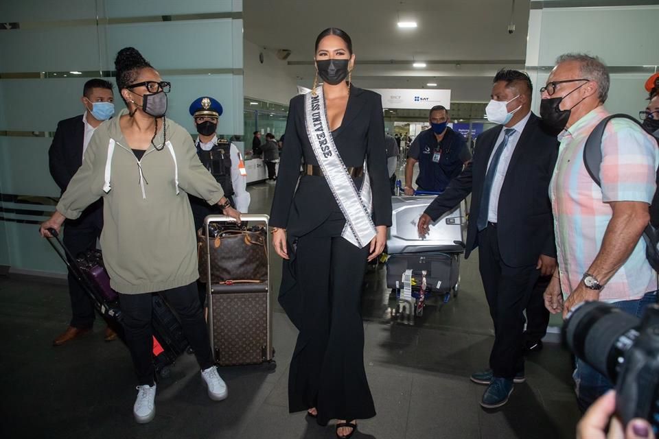 Recibe México a su Miss Universo: Andrea Meza - Vimarsana News
