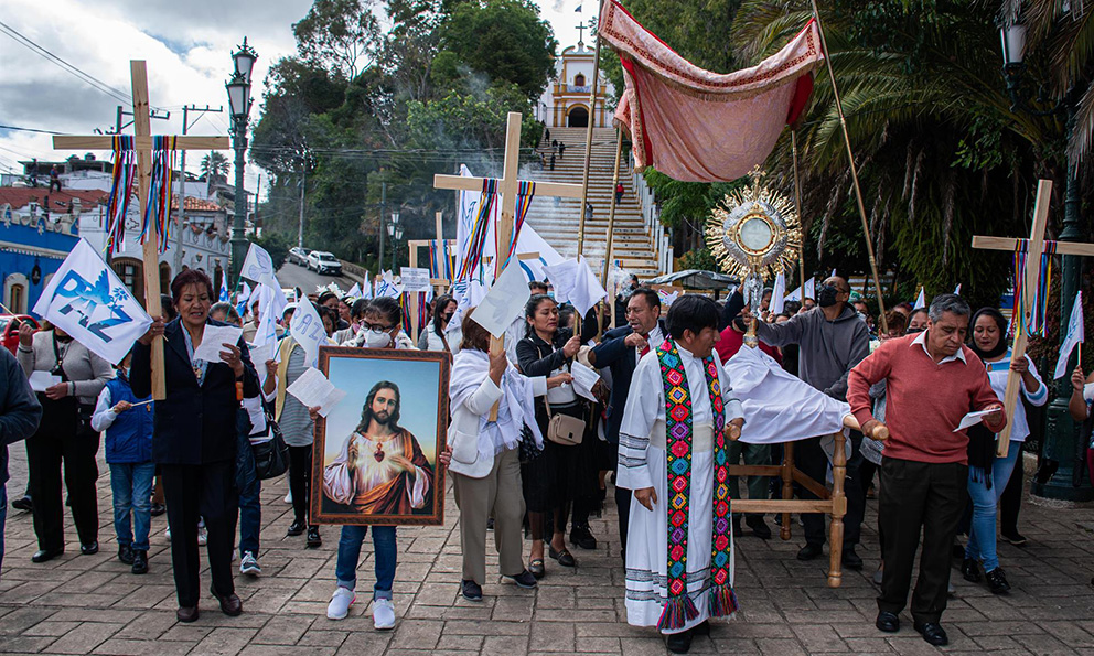 Se unen más religiones a oración por México