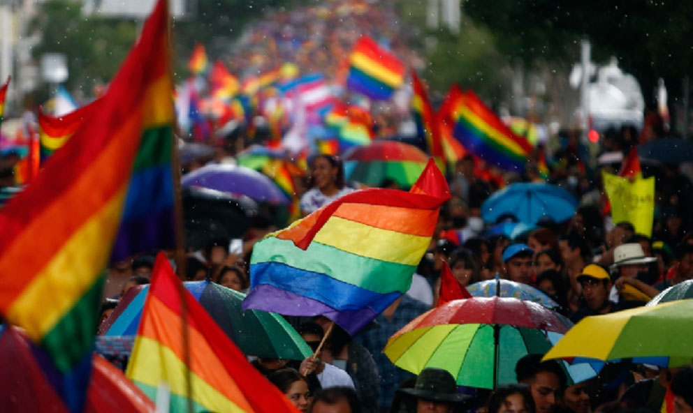 Rusia aprueba prohibir 'propaganda LGBT' en medios de comunicación