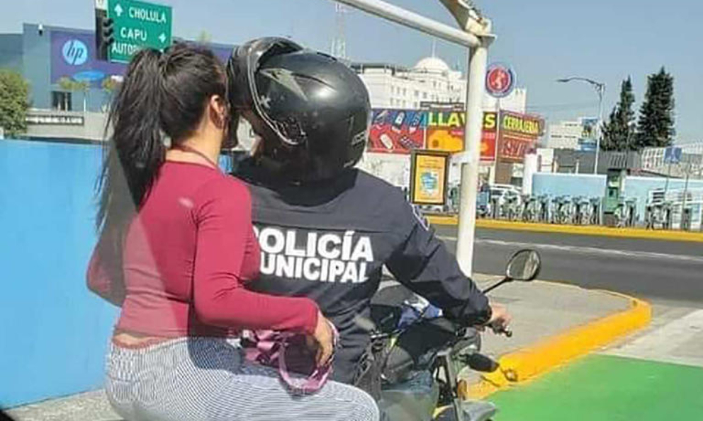 Captan a policía de Puebla echando novio en moto y se vuelve viral
