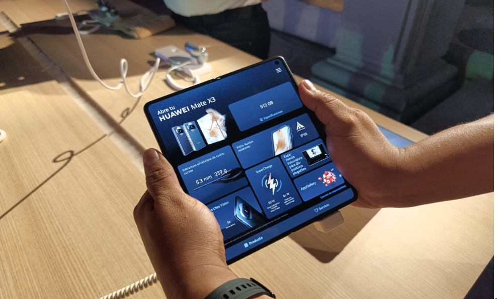 Huawei presenta teléfono plegable en México