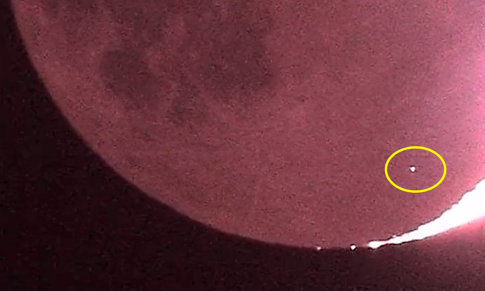 Метеориты на луне. Луна упала. Метеорит рядом с луной. Метеорит церера. В луну врезается метеорит.