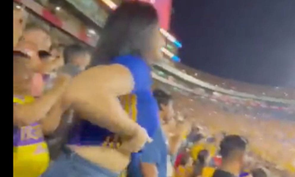 Plano Deportivo Aficionada Se Muestra En Toples Para Celebrar Gol De Tigres 