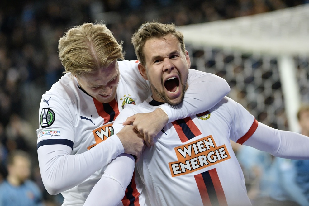 Jogadores do SK Rapid Viena comemorando uma vitória importante.