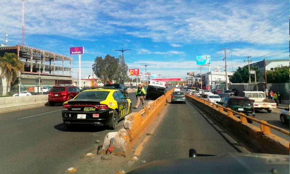 Camioneta se accidenta en Salvador Nava 