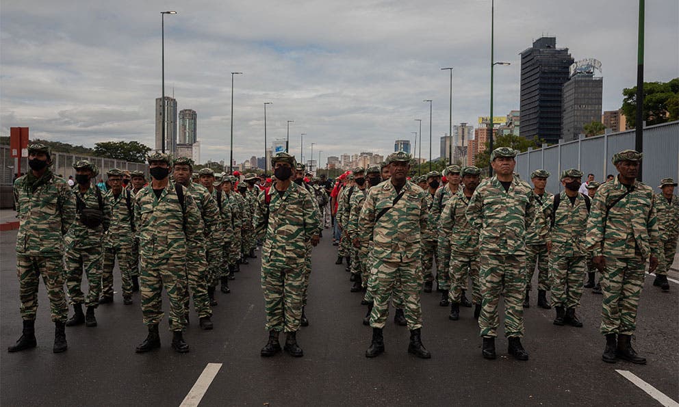 El chavismo celebra con una marcha los 31 años del intento de golpe de Chávez